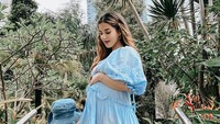 <p>Tasya Farasya pertama kali mengumumkan kehamilan keduanya pada bulan Juli 2022. Pada saat itu, Tasya mengunggah foto <em>baby bump</em>-nya. Ia juga terlihat menggandeng anak pertamanya, Maryam Eliza Khair atau akrab disapa Ayang. (Foto: Instagram @tasyafarasya)</p>