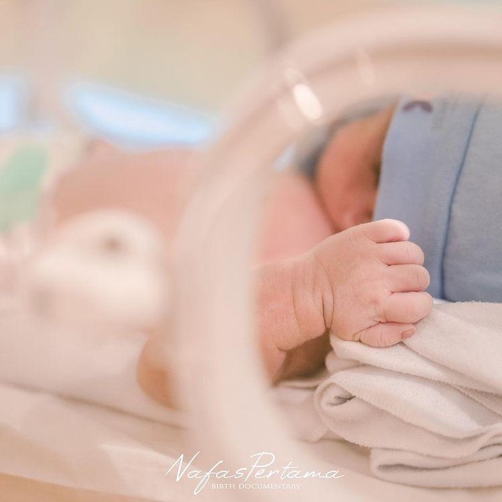 <p>Sama seperti anak pertamanya, Tasya Farasya tidak membagikan wajah anak keduanya ke publik. Namun, hanya mengungkapkan nama panggilang sang putra, yakni <em>baby</em> Isa. (Foto: Instagram @tasyafarasya/@nafaspertama)</p>