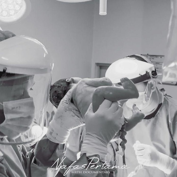 <p>Dalam potret yang dibagikannya, Tasya juga mengunggah proses saat baby Isa lahir ke dunia. Terlihat foto hitam putih saat dokter menganggkat tubuh baby Isa. (Foto: Instagram @tasyafarasya/@nafaspertama)</p>