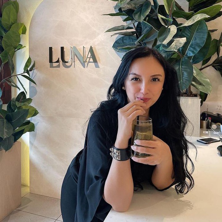 <p>Tata Cahyani ternyata punya rahasia untuk tetap awet muda. Wanita bernama lengkap Ardhia Pramesti Regita Cahyani ini memiliki rutinitas <em>skincare</em> untuk merawat wajahnya. (Foto: Instagram @tatacahyani)</p>