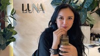 <p>Tata Cahyani ternyata punya rahasia untuk tetap awet muda. Wanita bernama lengkap Ardhia Pramesti Regita Cahyani ini memiliki rutinitas <em>skincare</em> untuk merawat wajahnya. (Foto: Instagram @tatacahyani)</p>