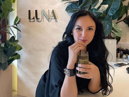 7 Potret Tata Cahyani Mantan Tommy Soeharto, Terlihat Makin Awet Muda & Glowing