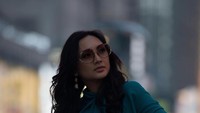<p>Selain wajah yang awet muda dan <em>glowing</em>, Tata Cahyani juga kerap tampil modis. Gaya berpakaiannya membuatnya juga tampil awet muda. (Foto: Instagram @tatacahyani)</p>