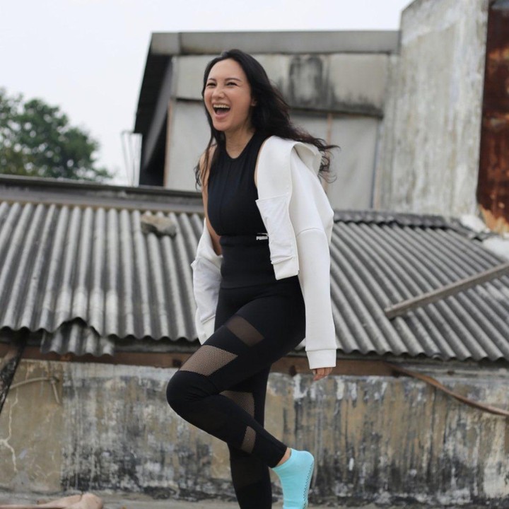 <p>Dalam unggahan di akun Instagram miliknya, Tata kerap membagikan potret kesehariannya, termasuk aktivitas fisiknya yang hobi berolahraga. (Foto: Instagram @tatacahyani)</p>