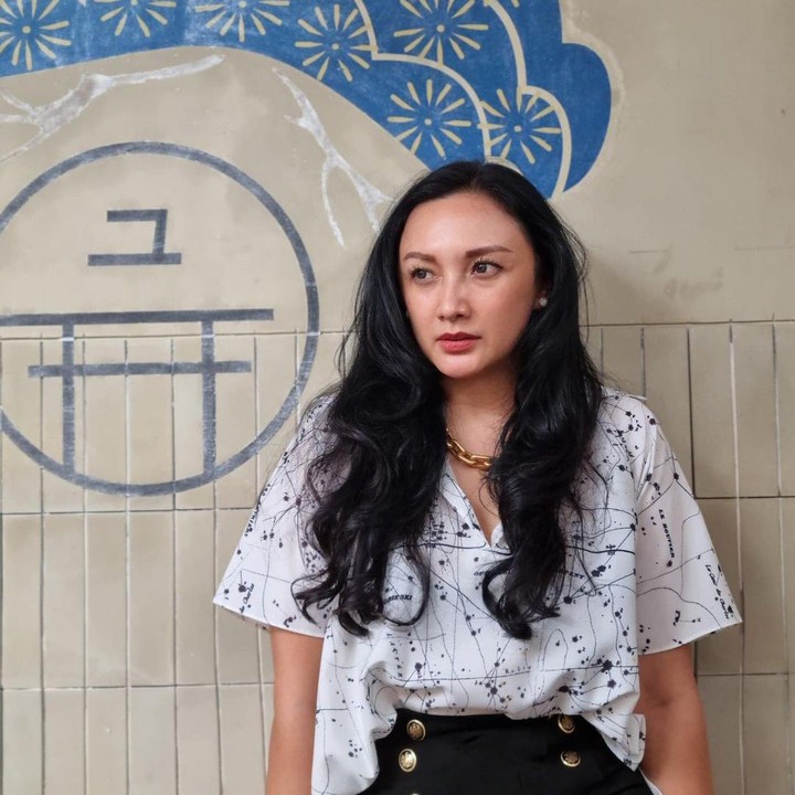 <p>Salah satu <em>skincare routine</em> Tata adalah menggunakan pembersih sesuai kondisi kulinya. Ia juga menggunakan <em>toner</em> mengandung witch hazel dan pelembap untuk kulit wajahnya. Hal ini pernah dibagikannya melalui akun Instagram pribadinya. (Foto: Instagram @tatacahyani)</p>
