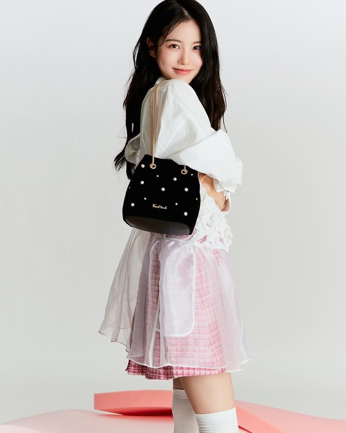 Ternyata Ye Eun sempat dirumorkan hampir debut sebagai girl group baru dari agensinya JYP. Kendati demikian, ia justru menjadi model di MV Shoot Me milik Day6 dan Right milik Brown Eyed Soul./ Foto: instagram.com/__shinyeeun