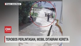 VIDEO: Terobos Perlintasan, Mobil Ditabrak Kereta