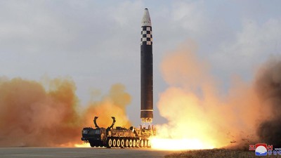 Uji coba rudal balistik antarbenua Hwasong-17 di Bandara Internasional Pyongyang di Pyongyang, Korea Utara, Jumat (18/11/2022). Pemerintah Korea Utara melakukan uji coba rudal balis balistik antarbenua (ICBM) Hwasong-17 yang merupakan rudal terbesar yang dipunyai Korea Utara yang memiliki senjata nuklir, dan merupakan ICBM berbahan bakar cair terbesar di dunia. Rudal yang diluncurkan pada Jumat terbang hampir 1.000 kilometer (621 mil) selama sekitar 69 menit dan mencapai ketinggian maksimum 6.041 kilometer. (Korean Central News Agency/Korea News Service via AP)