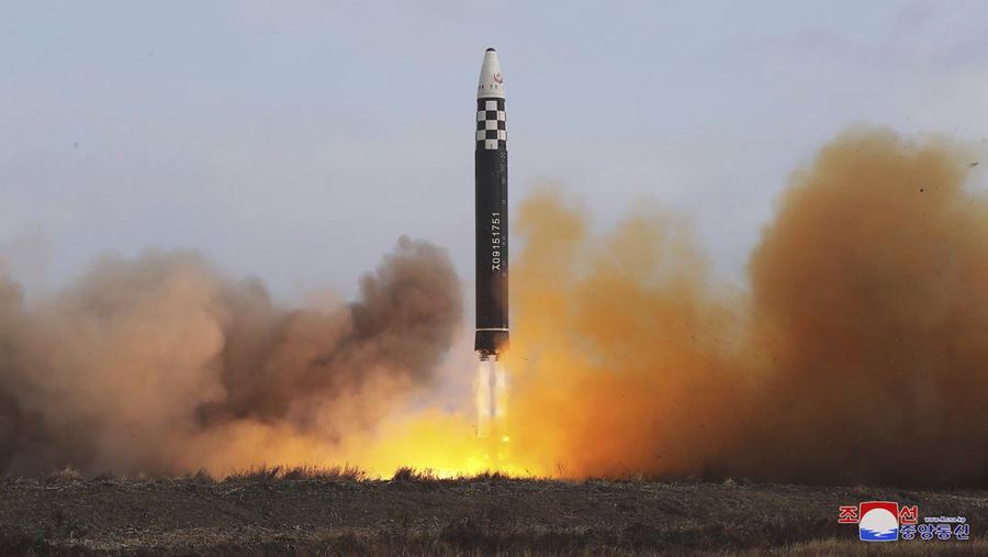 Uji coba rudal balistik antarbenua Hwasong-17 di Bandara Internasional Pyongyang di Pyongyang, Korea Utara, Jumat (18/11/2022). Pemerintah Korea Utara melakukan uji coba rudal balis balistik antarbenua (ICBM) Hwasong-17 yang merupakan rudal terbesar yang dipunyai Korea Utara yang memiliki senjata nuklir, dan merupakan ICBM berbahan bakar cair terbesar di dunia. Rudal yang diluncurkan pada Jumat terbang hampir 1.000 kilometer (621 mil) selama sekitar 69 menit dan mencapai ketinggian maksimum 6.041 kilometer. (Korean Central News Agency/Korea News Service via AP)