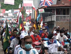 Warga Polman Arak Replika Bola Kaki Raksasa Sambut Piala Dunia 2022