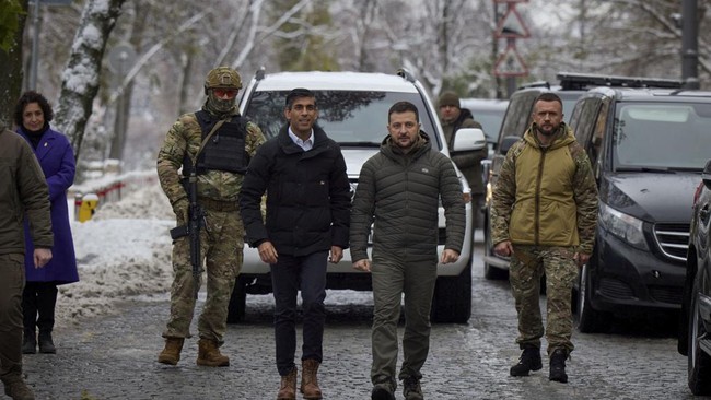 Lima pejabat Ukraina mundur secara suka rela hingga dipecat ketika pemerintahan Presiden Volodymyr Zelensky digoncang skandal korupsi saat perang melawan Rusia.