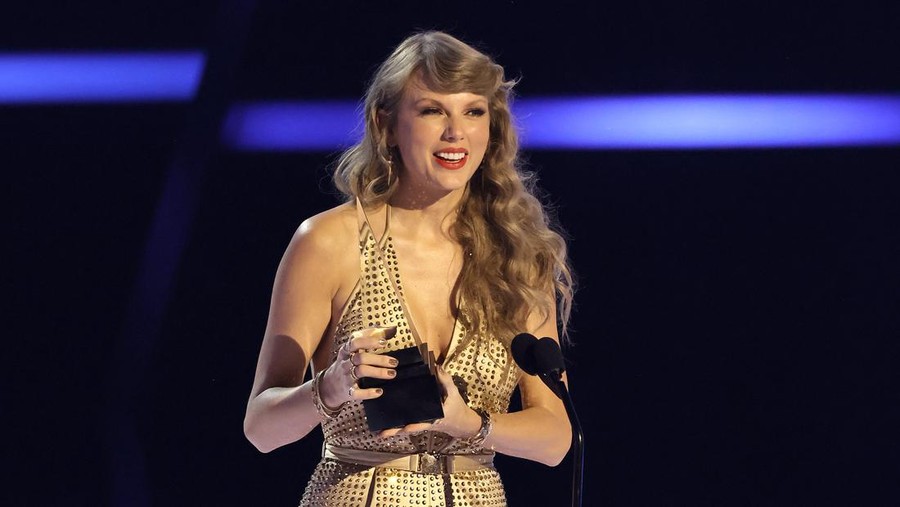 1443142818 LOS ANGELES, CALIFORNIA - NOVEMBER 20: (EDITORIAL USE ONLY) Taylor Swift accepts the Artist of the Year award onstage during the 2022 American Music Awards at Microsoft Theater on November 20, 2022 in Los Angeles, California. (Photo by Kevin Winter/Getty Images)
