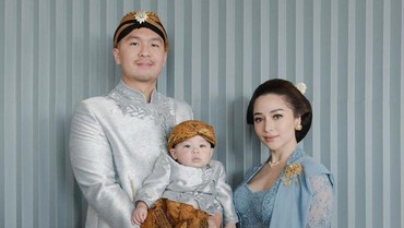 img-title 7 Momen Tedak Siten Baby Izz Anak Nikita Willy & Indra Priawan, Mewah!