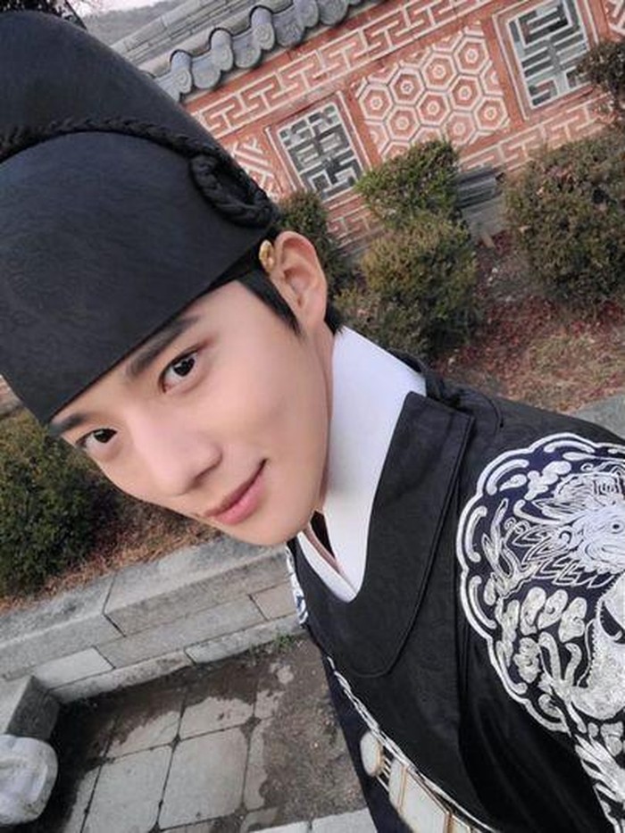 Akhir-akhir ini, kemampuan akting Moon Sang Min semakin diakui, berkat perannya sebagai Pangeran Seongnam dalam drama 'Under The Queen's Umbrella'. Karakternya yang pemberani menuai sorotan dan pujian dari netizen. Kamu sudah menyaksikan dramanya belum, Beauties?/ foto: instagram.com/_sangmxn_