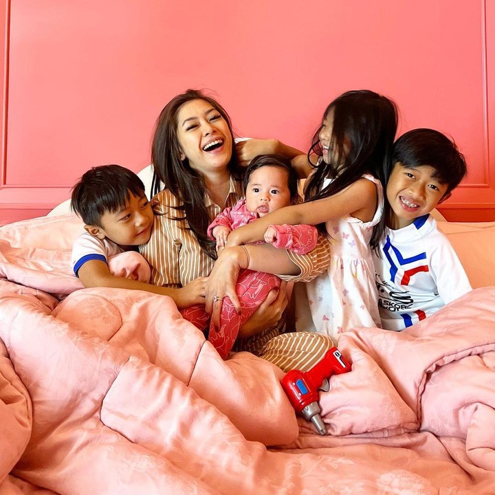 <p>Keempat anak dari anak pasangan tersebut bernama Airlangga Satriadhi Yudhoyono, Pancasakti Maharajasa Yudhoyono, Gayatri Idalia Yudhoyono, dan si bungsu yang baru lahir, Alisha Prameswari Yudhoyono. (Foto: Instagram @ruby_26)<br /><br /><br /></p>