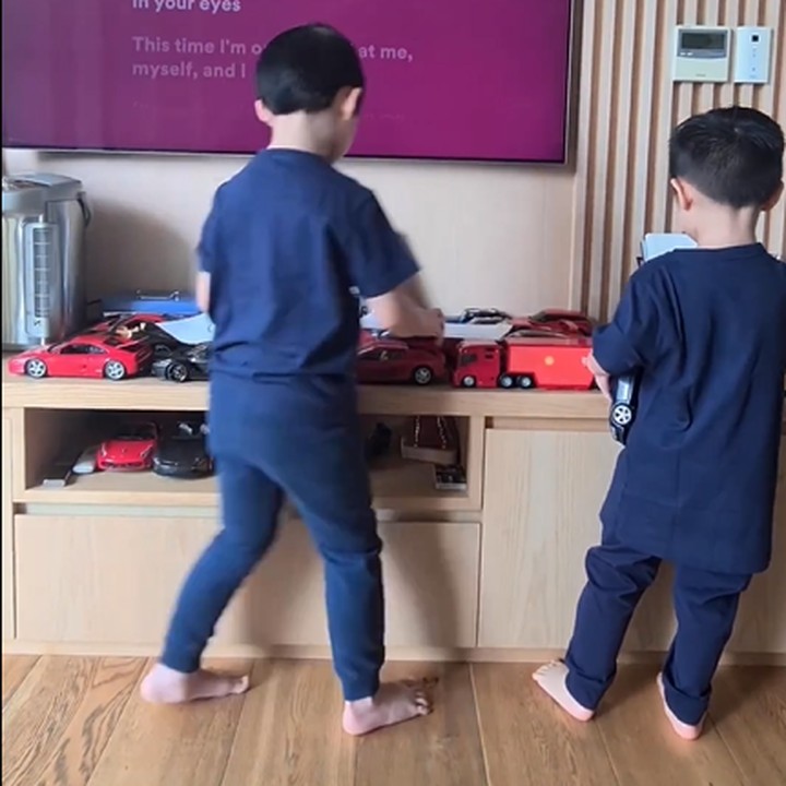 <p>Beberapa waktu yang lalu, Sandra Dewi membagikan momen putra sulungnya, Raphael Moeis. Si Kecil yang akrab disapa Rafa ini punya cerita menarik lantaran setiap bangun tidur menyetel lagu BLACKPINK nih, Bunda. Dalam unggahan tersebut, Sandra Dewi juga menunjukkan momen ketika Rafa menulis surat untuk sang idola. (Foto: Instagram @sandradewi88)<br /><br /><br /></p>