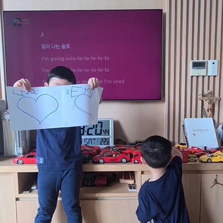 <p>Netizen yang melihat <em>postingan</em> tersebut banyak yang tertawa geli. Ada yang menyarankan sang ibunda untuk membawa Rafa nonton konser BLACKPINK di Jakarta tahun depan, ada pula yang penasaran bagaimana bocah berusia 5 tahun ini bisa mengenal<em> girl grup</em> asal Korea Selatan tersebut. "Yaampun rafaa tau blackpink darimana?" tanya @ryu.r****. (Foto: Instagram @sandradewi88)</p>