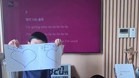 <p>Netizen yang melihat <em>postingan</em> tersebut banyak yang tertawa geli. Ada yang menyarankan sang ibunda untuk membawa Rafa nonton konser BLACKPINK di Jakarta tahun depan, ada pula yang penasaran bagaimana bocah berusia 5 tahun ini bisa mengenal<em> girl grup</em> asal Korea Selatan tersebut. "Yaampun rafaa tau blackpink darimana?" tanya @ryu.r****. (Foto: Instagram @sandradewi88)</p>