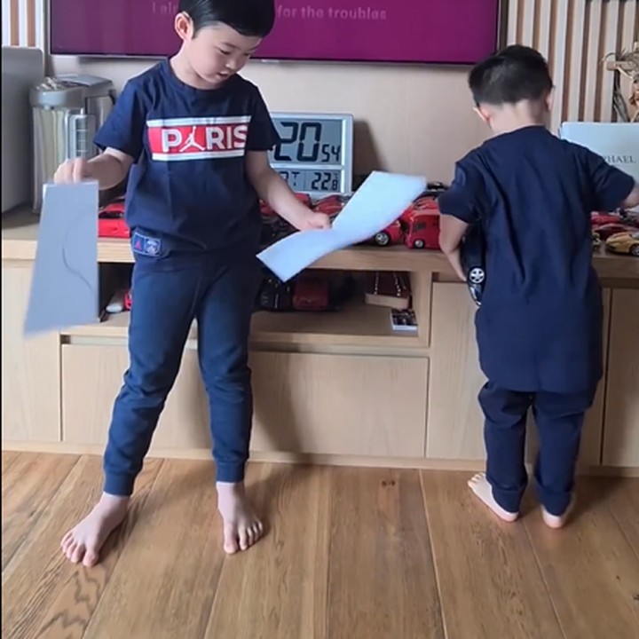<p>Dalam <em>caption</em> unggahan, Sandra Dewi mengaku bersyukur karena Rafa enggak tahu bahwa artis yang diidolakannya akan berkunjung ke Indonesia dalam waktu dekat. "Tadi pagi bangun tidur blg gini. Untung dia ga tau Jennie & Lisa mau ke Indonesia hahahaha," tulisnya melalui akun @sandradewi88. (Foto: Instagram @sandradewi88)<br /><br /><br /></p>