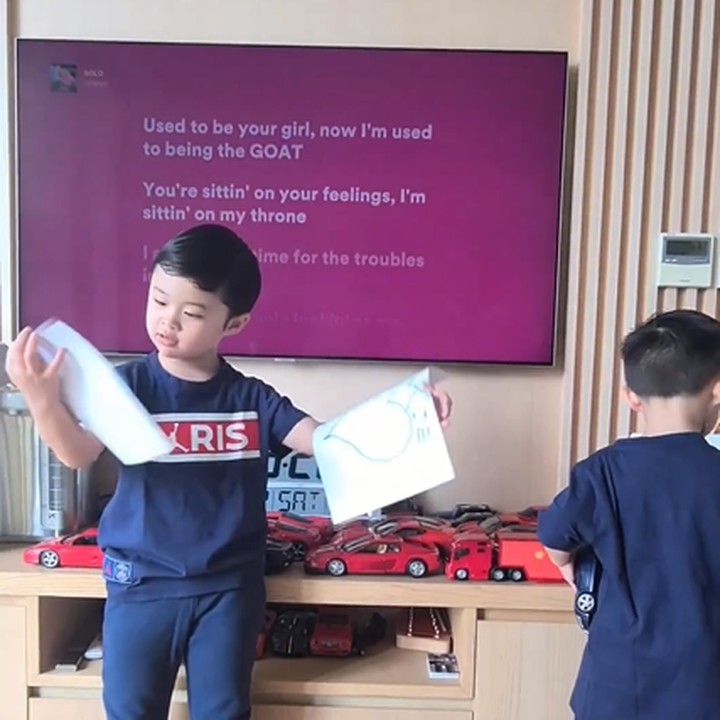 <p>Rafa juga menunjukkan kertas yang ia tulis tersebut dengan percaya diri nih, Bunda. "Lisa, Jennie. This is for Lisa and this is for Jennie," tuturnya. (Foto: Instagram @sandradewi88)<br /><br /></p>