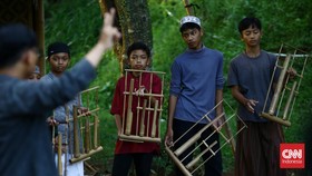 Alat Musik Angklung: Jenis, Fungsi, dan Cara Memainkannya