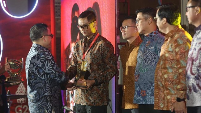 PT PLN mendapatkan dua apresiasi sekaligus yang diterima langsung oleh Direktur Utama Darmawan Prasodjo di Merusaka Hotel, Nusa Dua Bali Kamis (17/11).