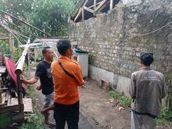 Atap-Dinding Rumah Warga di Bogor Ambruk Imbas Gempa M 5,6 Cianjur