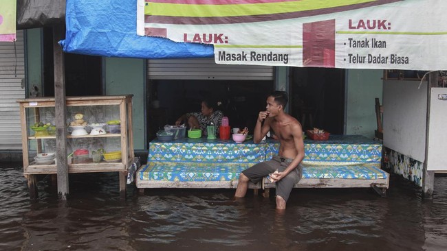 Sejumlah wilayah di Kalimantan Tengah dan Kalimantan Selatan terendam banjir sejak beberapa hari yang lalu. Satu warga dilaporkan meninggal dunia.