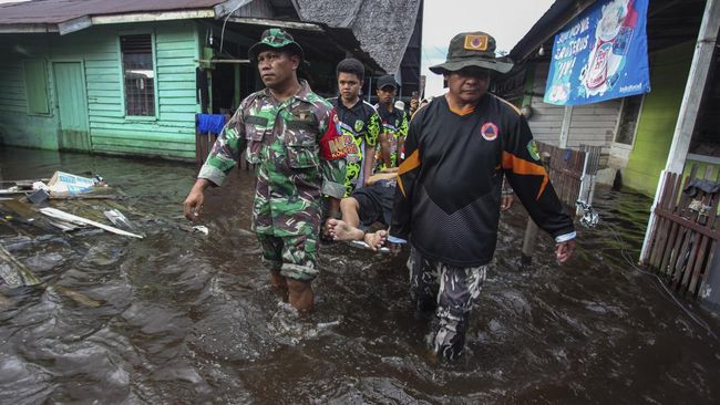 Greenpeace Indonesia menyebut banjir di wilayah Kalimantan sejak Kamis (24/11) lalu disebabkan karena izin lahan untuk sawit dan tambang.