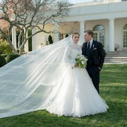 Beda Gaya Gaun Pernikahan Tiffany Trump dan Naomi Biden, Siapa yang Paling Mencuri Perhatian?