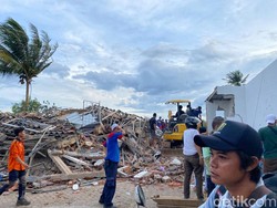 Cerita Warga Cianjur, Bopong Ibu yang Jatuh saat Gempa Datang