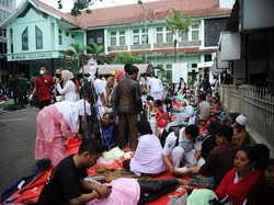 Membeludak, Korban Gempa Cianjur Dirawat Beralas Terpal di Halaman RS