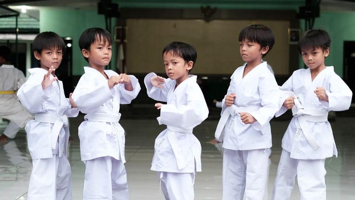 Cara Orang Tua Kembar Lima AIUEO Bagi Tugas Pengasuhan