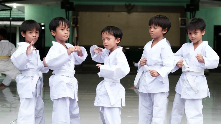 Cara Orang Tua Kembar Lima AIUEO Bagi Tugas Pengasuhan Cara Orang Tua Kembar Lima AIUEO Bagi Tugas Pengasuhan