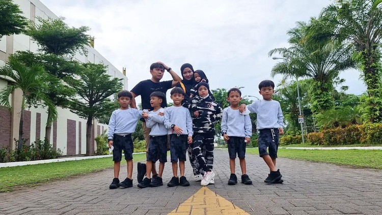 Cara Orang Tua Kembar Lima AIUEO Bagi Tugas Pengasuhan Cara Orang Tua Kembar Lima AIUEO Bagi Tugas Pengasuhan