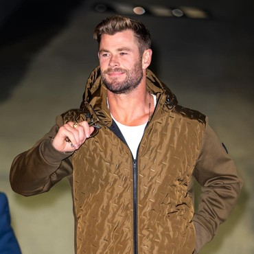 Chris Hemsworth Pamer Naik Motor di Bali, Tertib Pakai Helm