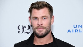 Tertib Lalu Lintas, Chris Hemsworth Pakai Helm Saat Motoran di Bali