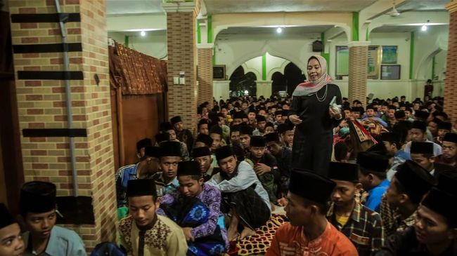Sinopsis Pesantren, film dokumenter Indonesia yang mengisahkan kehidupan santri Pondok Kebon Jambu Al-Islamy, Cirebon, Jawa Barat.