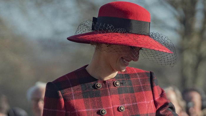 Outfit Tartan Putri Diana di The Crown Kombinasi 2 Looks Berbeda
