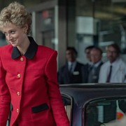 Gaya Putri Diana di The Crown Season 5 vs di Realita dengan Tas Lady Dior, Ternyata Nggak Sama Persis!