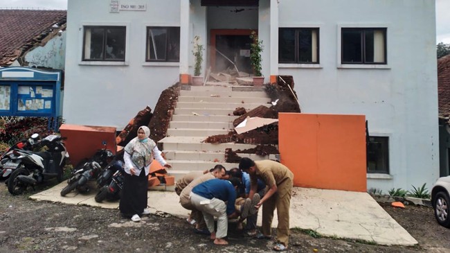 Kepala BNPB menjelaskan alasan dari perbedaan data korban tewas akibat gempa Cianjur yang terjadi pada Senin siang tadi.