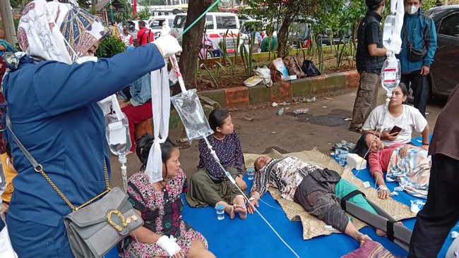Pasien-pasien korban bencana gempa bumi memadati RSUD Sayang, Cianjur, bahkan sampai terpaksa dirawat di halaman rumah sakit.