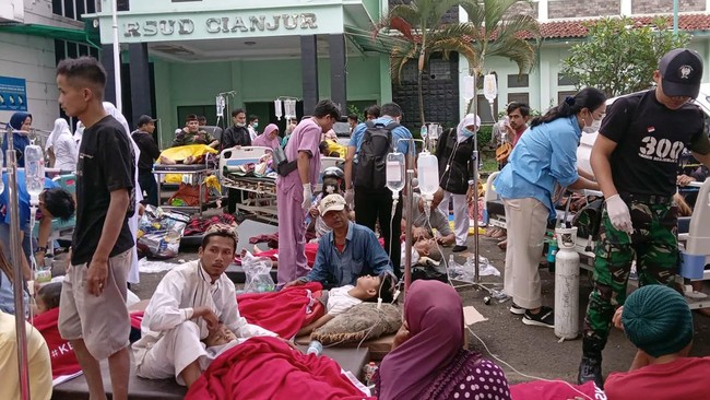 Gubernur Jabar Ridwan Kamil mengajak relawan kesehatan dan kebencanaan untuk berkoordinasi membantu penanggulangan bencana gempa bumi di Cianjur.