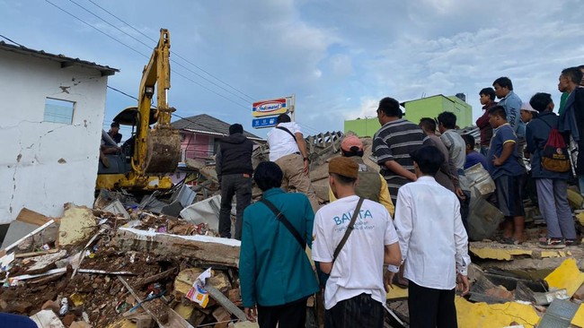 BNPB mencatat korban jiwa gempa Cianjur per pukul 19.34 WIB menjadi 62 orang. Lalu ada 25 orang masih tertimbun reruntuhan.