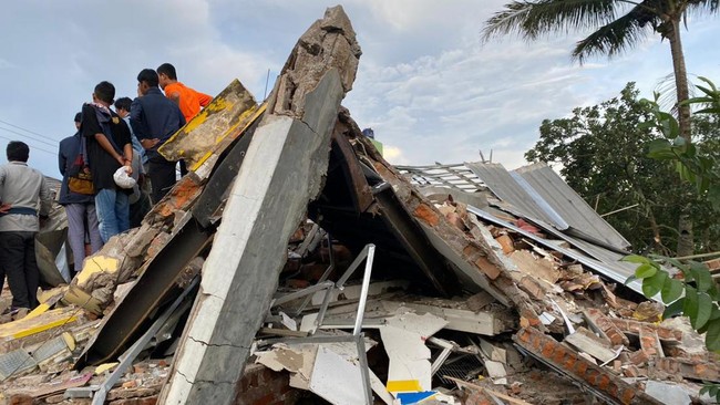 Sambil terus membaca Alquran, kakek berusia 77 tahun merangkak berjuang keluar dari reruntuhan di dalam masjid akibat gempa Cianjur.
