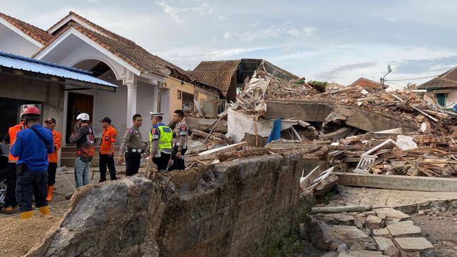 Kemendikbud Pantau Akses Pendidikan Bagi Terdampak Gempa Cianjur Nadiem menyebut telah meimnta pemda setempat untuk mengidentifikasi jumlah pendidik, tendik, peserta didik, dan fasilitas pendidikan terdampak gempa.