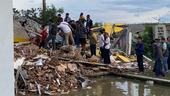 Korban meninggal dunia akibat gempa Cianjur bertambah menjadi 56 orang. Korban didominasi anak-anak.