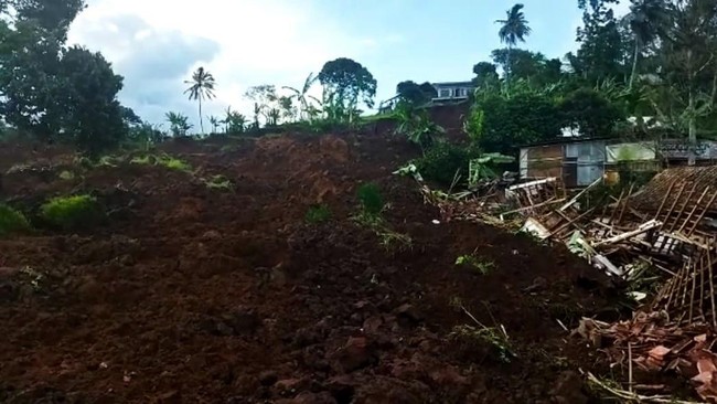 Ratusan personel Brimob dikerahkan untuk membantu proses evakuasi dan penanganan gempa bumi yang terjadi di Cianjur, Jawa Barat.