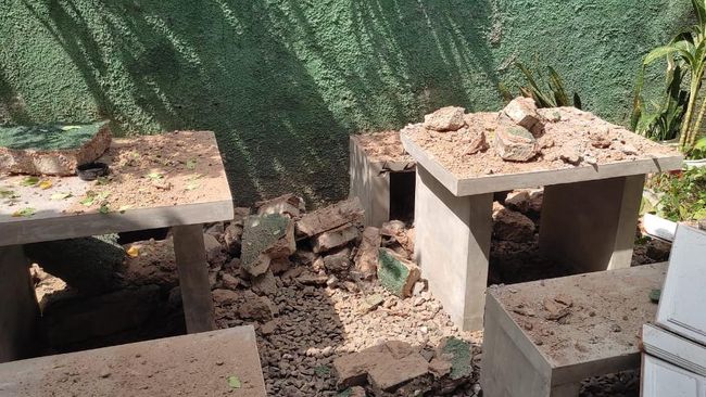 Bupati Cianjur, Jawa Barat, Herman Suherman meminta masyarakat untuk berada di luar rumah lantaran gempa susulan masih berpotensi terjadi.