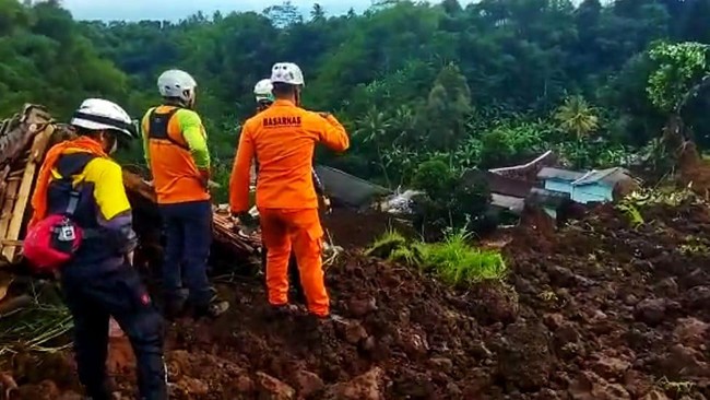 Badan Nasional Penanggulangan Bencana (BNPB) memastikan tim dari TNI, Polri, BPBD sudah berada di tengah-tengah masyarakat yang terdampak gempa Cianjur.